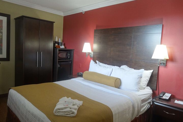 2 Queen Beds Microwave, Refrigerator High Speed Internet Full Breakfast (19 of 26)