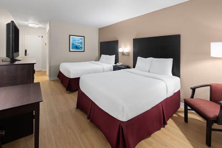 Room 11 of 28