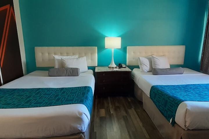 1 Queen Bed (10 of 13)