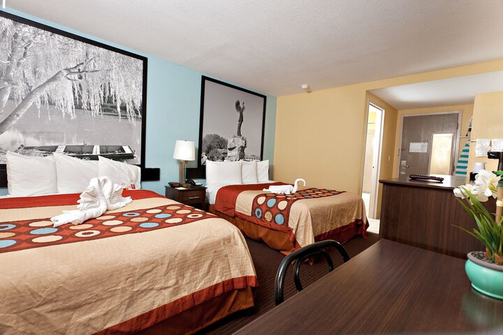 2 Queen Beds Mobility Hearing Accessible Room Roll in Shower (2 of 46)
