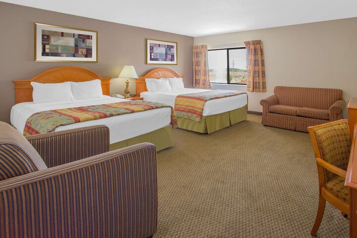1 Queen Bed No Elevator (11 of 33)