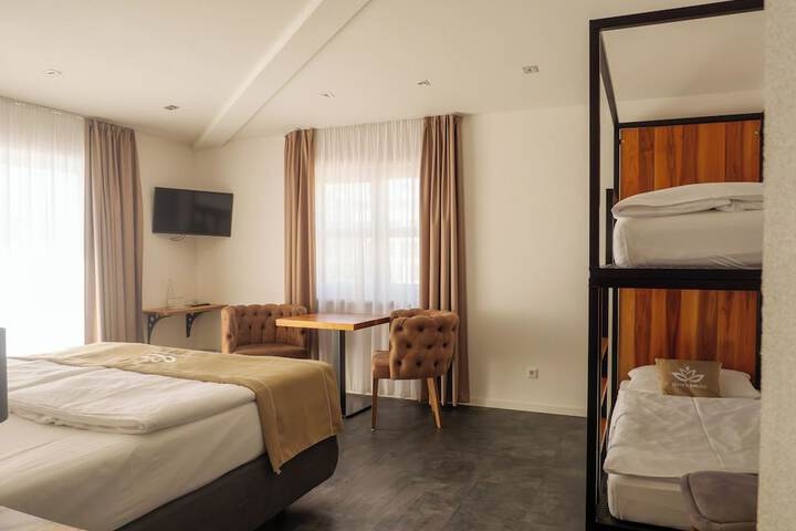 Room 9 of 33