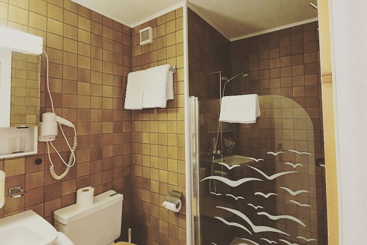 Room 24 of 266