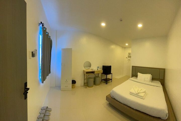 Room 9 of 16