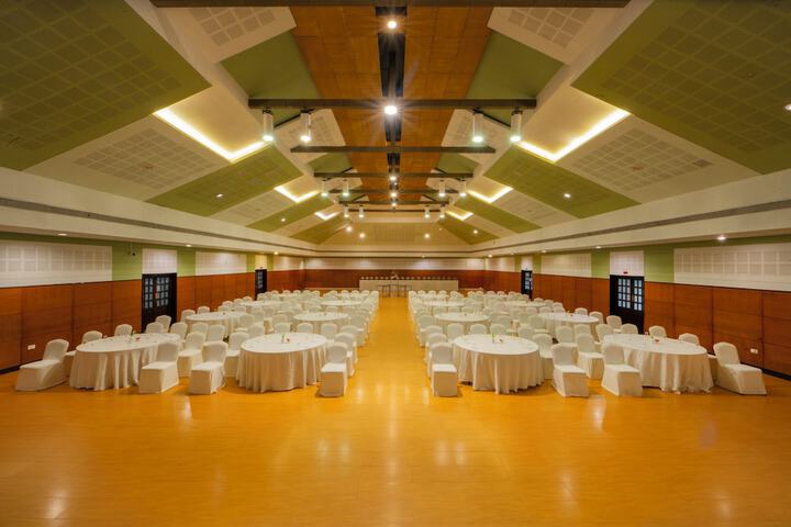 Ballroom/Hall 71 of 87