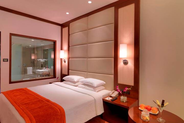Room 6 of 90