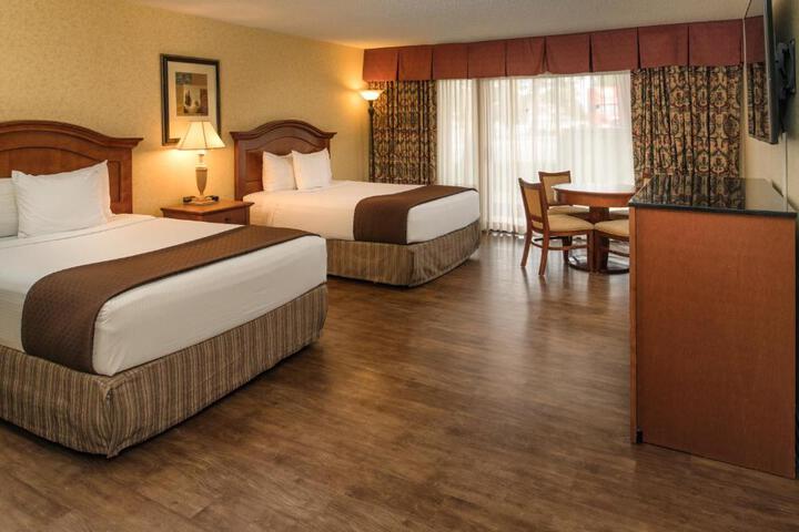 1 Queen Bed (6 of 18)