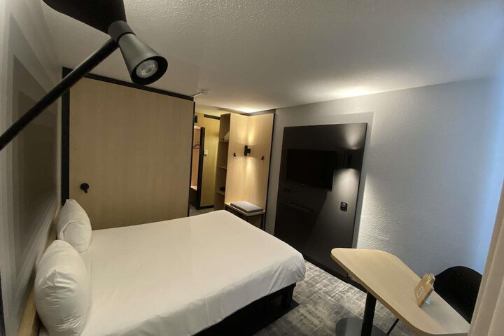 Room 26 of 60