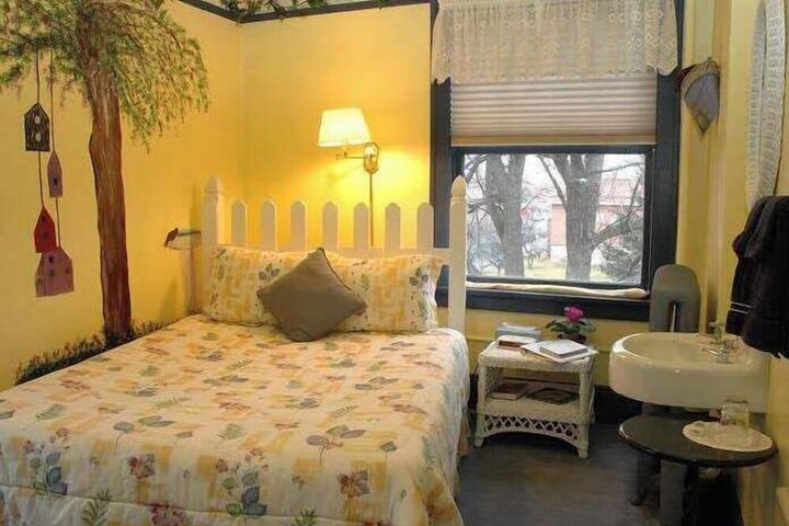 Room 4 of 28