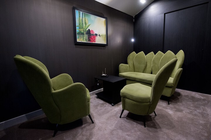 Lounge 77 of 86
