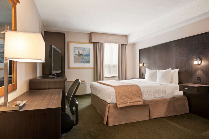 1 Queen Bed (5 of 5)