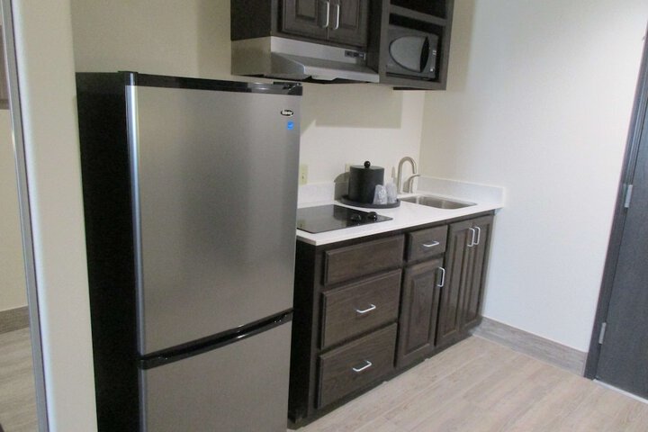 1 King Bed Microwave and Refrigerator WiFi Full Breakfast (1 of 14)