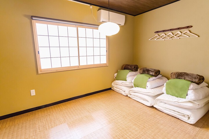 Room 4 of 8