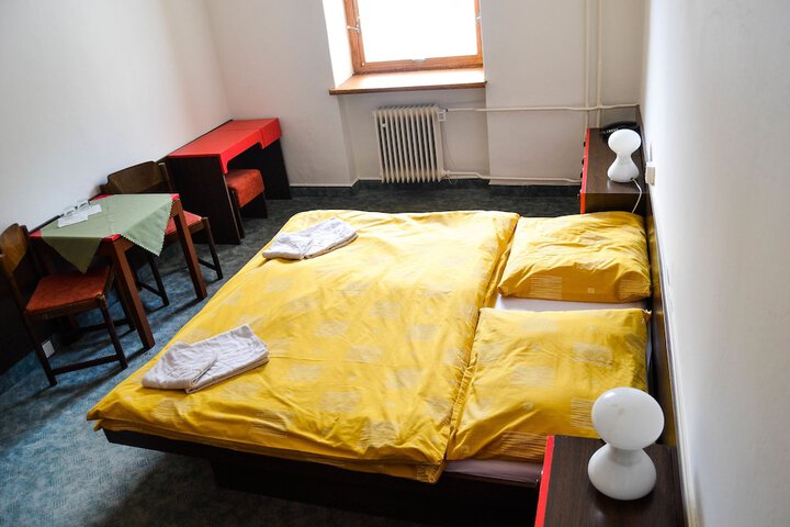 Room 9 of 77