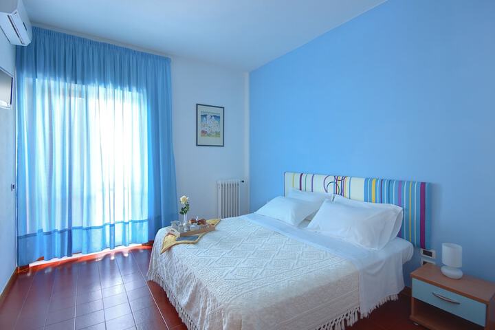 Room 7 of 33
