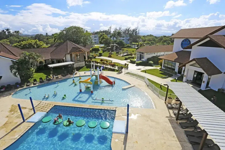Pool 10 of 21