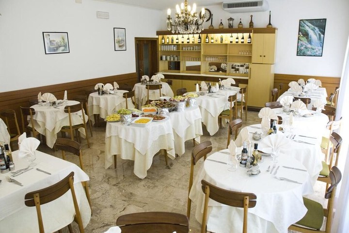 Dining 9 of 24