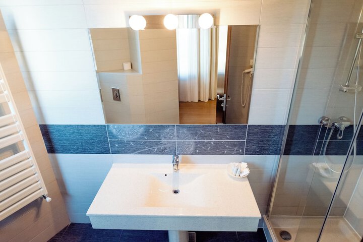 Room 130 of 169