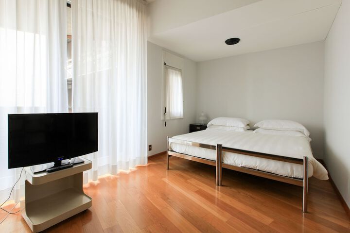Room 18 of 106