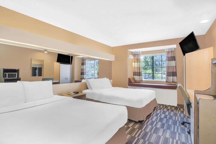 1 Queen Bed (8 of 12)