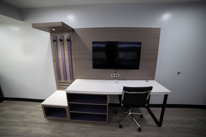 1 King Bed (4 of 8)