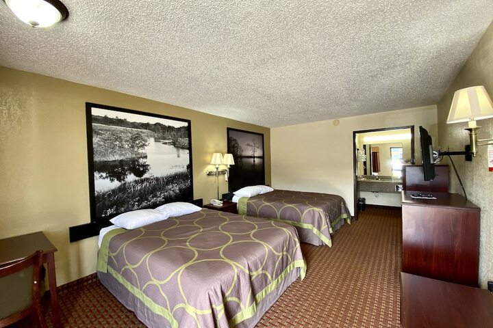 2 Queen Beds (11 of 14)