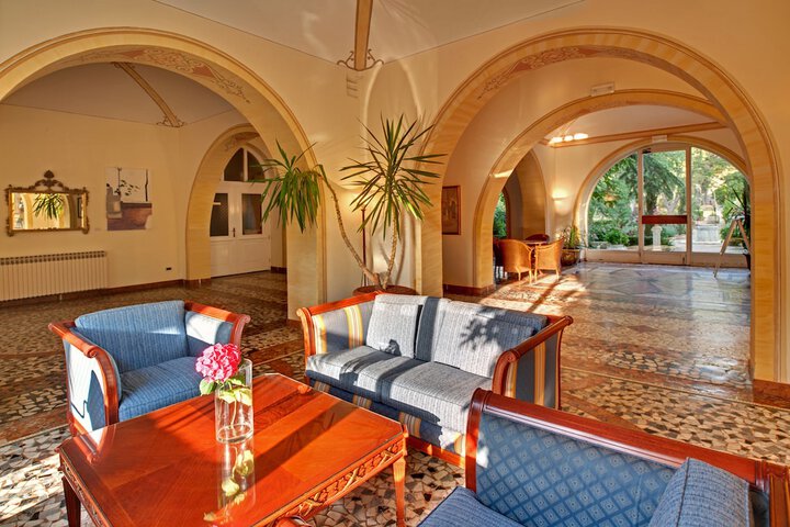 Entrance & Lobby