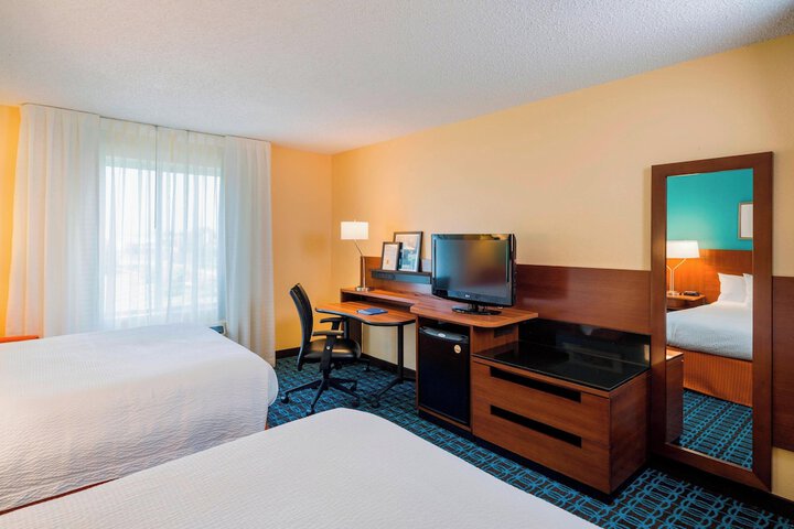 2 Queen Beds Work Desk Microwave and Refrigerator WiFi Continental Breakfast (4 of 9)