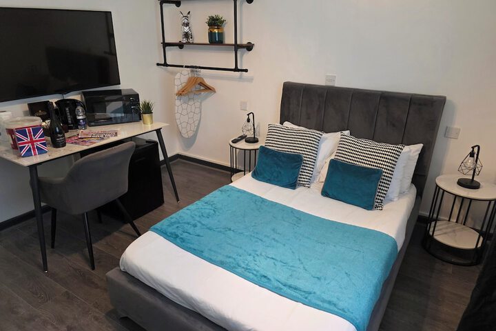 Room 4 of 9