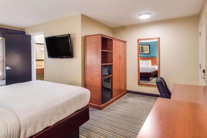 1 Queen Bed Microwave, Refrigerator, Coffee Maker Full Breakfast (19 of 26)