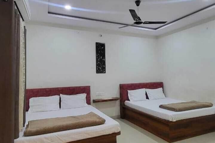 Room 5 of 10