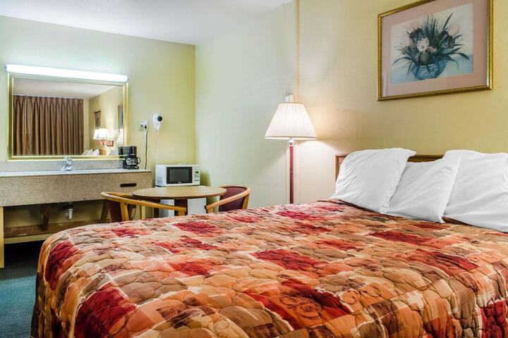 1 King Bed (7 of 18)