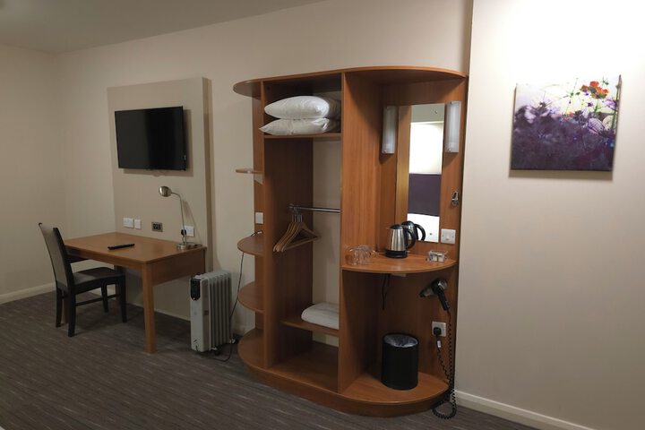 Room 6 of 16