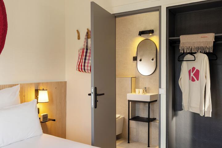 Room 18 of 28