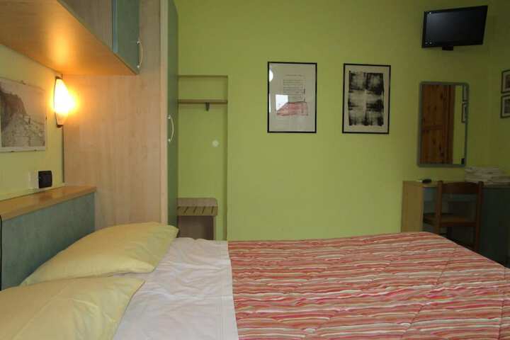 Room 11 of 38