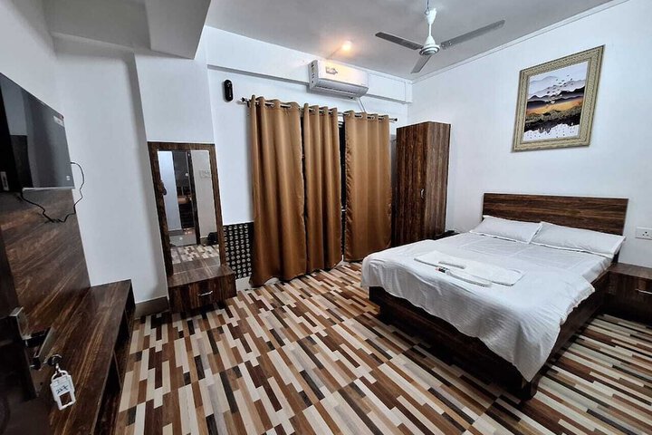 Room 6 of 8