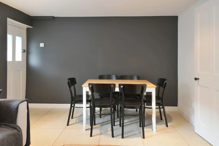 Room 6 of 16