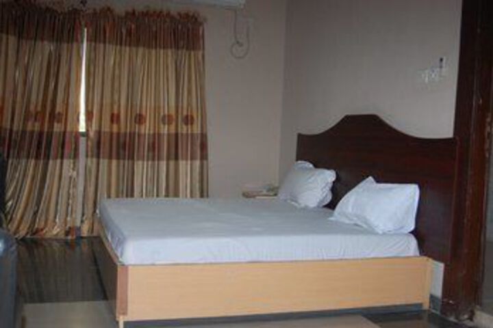 Room 9 of 15