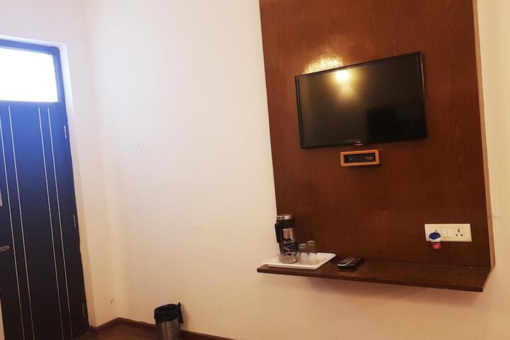 Room 11 of 30