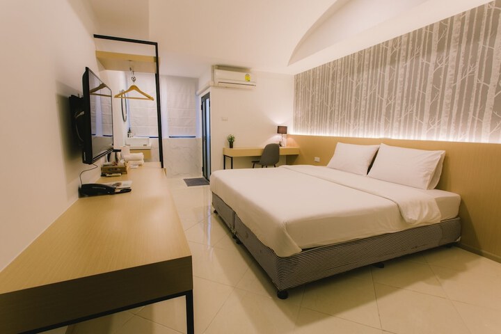 Room 4 of 42