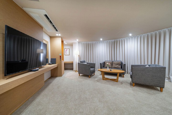 Room 32 of 83