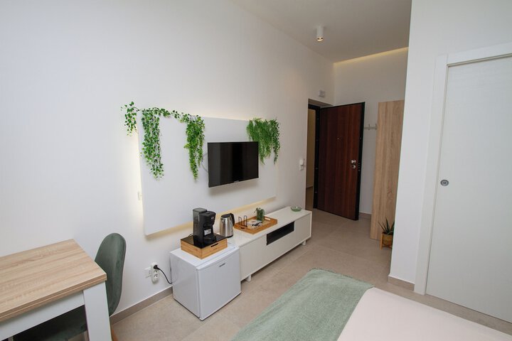 Room 8 of 90