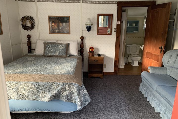 Motel Standard Queen Bed (5 of 23)