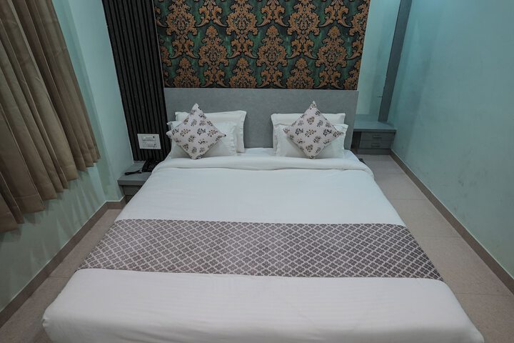 Room 6 of 12