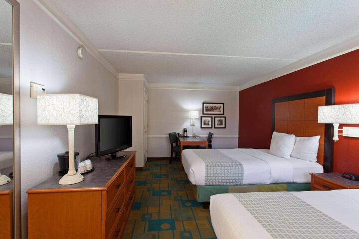 1 King Bed Mobility Hearing Impaired Accessible Room (2 of 22)