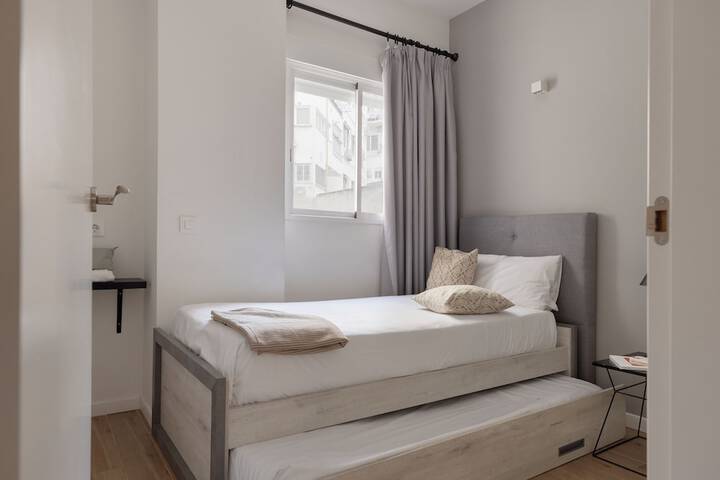 Room 9 of 25