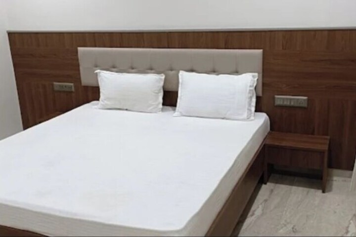 Room 6 of 9