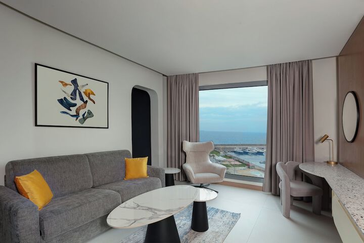 Room 13 of 83