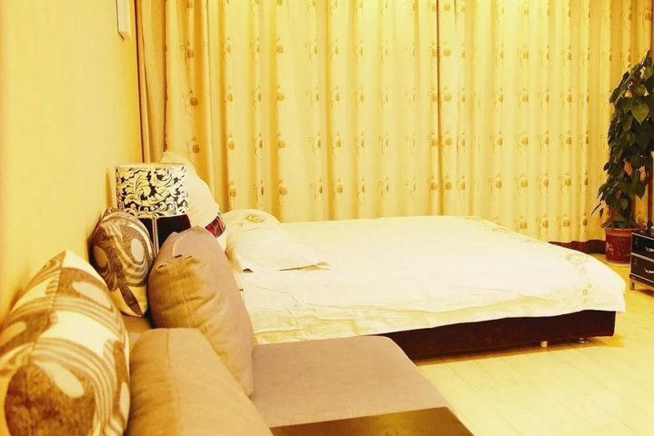 Room 2 of 10