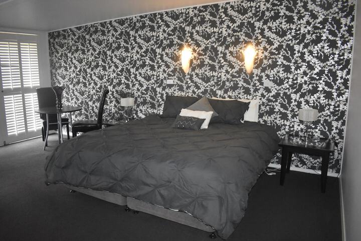 Room 6 of 17
